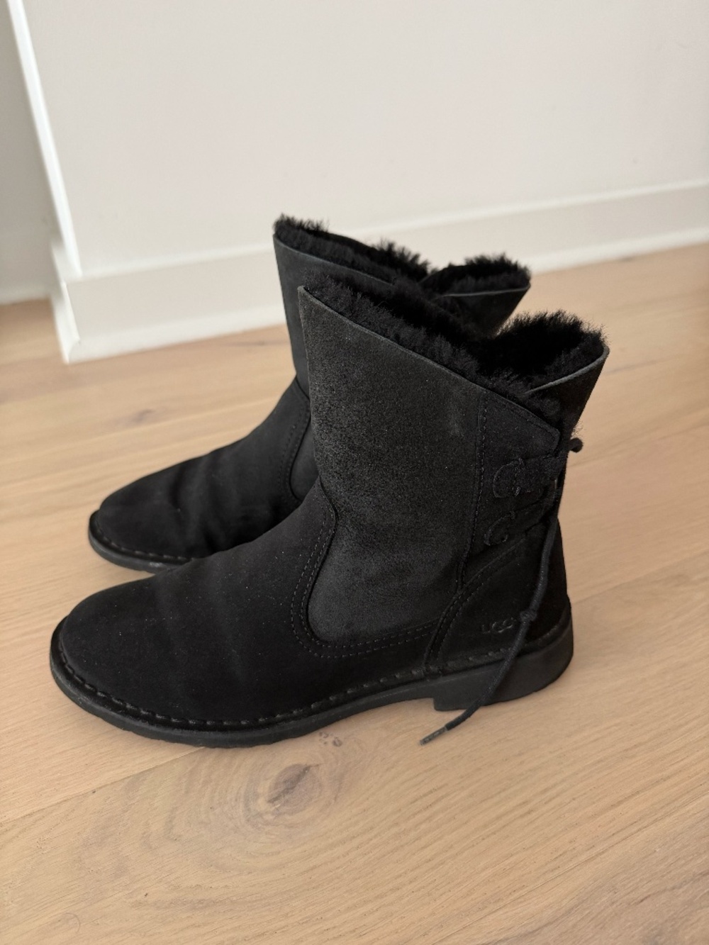 UGG Naiyah Suede Sheepskin Tie Winter Ankle Boots Black Size 8.5US